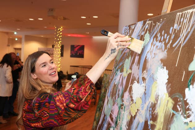 Die britische Soul-Pop Sängerin und Schauspielerin Joss Stone (bürgerlich Joscelyn Eve Stoker) nutzte einen Auftritt bei der Night of the Proms in der Barclays Arena in Hamburg, um auf Kinderdemenz aufmerksam zu machen. Sie ist Botschafterin der NCL-Stiftung. Vor der Show malte sie gemeinsam mit der Künstlerin Juliane Golbs ein Bild, das zugunsten der Stiftung versteigert werden soll. Hamburg 6.12.2025