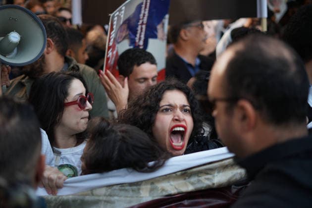 News Bilder des Tages December 6, 2025, Tunis, Tunis, Tunisia, Tunisia: Tunisians hold up placards as they demonstrate in a protest dubbed Opposition is not a crime led by the opposition and the civil society against the Tunisian president s regime, in Tunis on December 06, 2025. Since the Tunisian president staged a sweeping power grab in 2021, in what critics have called a coup, rights groups have denounced a regression in freedoms in the country. Tunis Tunisia - ZUMAm342 20251206_zsp_m342_034 Copyright: xHasanxMradx
