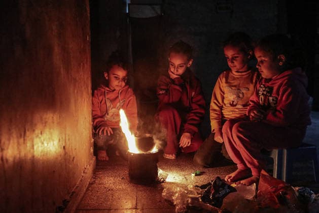 News Bilder des Tages Daily life in the shadow of destruction at the Bureij Camp in Gaza DEIR AL-BALAH, GAZA - DECEMBER 6: Children gather around a fire as displaced Palestinians, deprived of basic necessities, struggle to survive under harsh conditions in makeshift tents in Bureij Refugee Camp in Deir al-Balah, Gaza on December 6, 2025. Moiz Salhi Anadolu Deir al-Balah Gaza. Editorial use only. Please get in touch for any other usage.  Copyright: x2025xAnadoluxMoizxSalhix