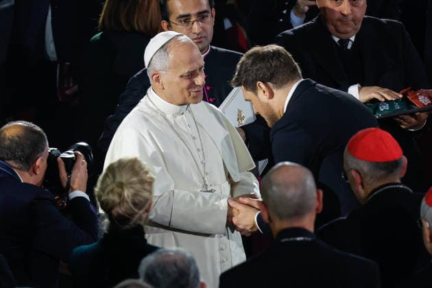 December 6, 2025, CittÃ Del Vaticano, Roma: Pope Leo XIV and Canadian singer Michael Buble during a concert for the poor at Paolo VI Hall, Vatican City, 6 December 2025. ANSA GIUSEPPE LAMI. CittÃ Del Vaticano Roma  - ZUMAa110 20251206_zaf_a110_049 Copyright: xGiuseppexLamix