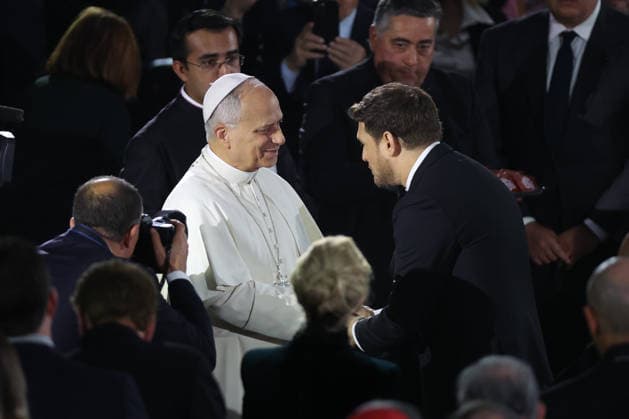Entertainment Bilder des Tages Vatican City, Italy - December 6, 2025: Pope Leo XIV blesses and greets Michael Steven Buble. Pope Leo XIV attends the concert for the poor with Canadian singer Michael Steven Buble and Serena Autieri held in the Paul VI Hall in the Vatican.  Copyright: xmarcoxiacobuccix xipa-agency.netx xmarcoxiacobuccix IPA_Agency_IPA68835734