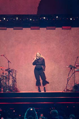 December 6, 2025, Inglewood, California, USA: Reneo Rapp performing during Heart Radio Jingle Ball 2025 at the Intuit Dome in Inglewood California on December 5th, 2025. Inglewood USA - ZUMAt169 20251206_zep_t169_003 Copyright: xConnorxTerryx