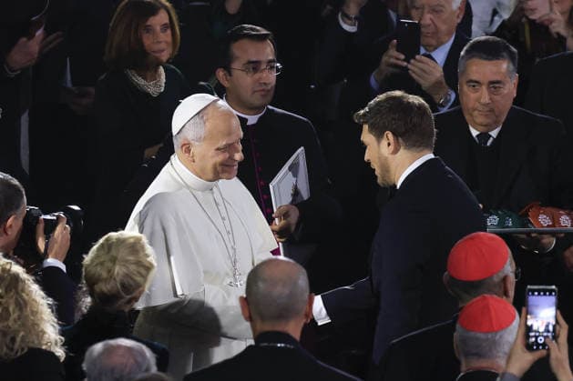 Christmas Concert with the Poor at the Vatican VATICAN CITY, VATICAN, DECEMBER 06: Pope Leo XIV (L) greets Canadian singer Michael Buble (R) at the end of the Christmas concert with the Poor in the Paul VI hall at the Vatican, on December 06, 2025. Riccardo De Luca Anadolu Vatican City Vatican. Editorial use only. Please get in touch for any other usage.  Copyright: x2025xAnadoluxRiccardoxDexLucax