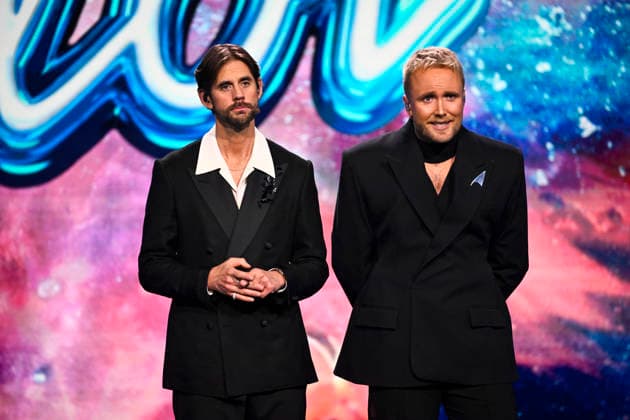 STOCKHOLM, SWEDEN 20251206 Guest host Edvin Törnblom and host Pär Lernström during the final of Idol 2025 STOCKHOLM SWEDEN x10060x  Copyright: xHenrikxMontgomery TTx IDOL 2025 WnLHsgjpF8U