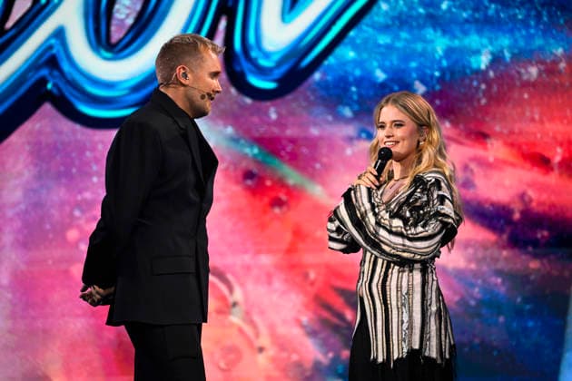 STOCKHOLM, SWEDEN 20251206 Guest host Edvin Törnblom and finalist Tuva Rawall during the final of Idol 2025 STOCKHOLM SWEDEN x10060x  Copyright: xHenrikxMontgomery TTx IDOL 2025 o801-vLXr30