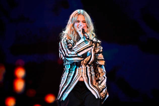 STOCKHOLM, SWEDEN 20251206 Tuva Rawall performs laten Man i need with Olivia Dean during the final of Idol 2025 STOCKHOLM SWEDEN x10060x  Copyright: xHenrikxMontgomery TTx IDOL 2025 vNgwTMEIdRE