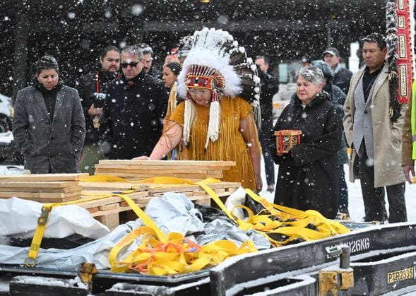 News Bilder des Tages December 6, 2025, Montreal, Pq, Canada: Assembly of First Nations National Chief Cindy Woodhouse Nepinak places her hand on indigenous and cultural artifacts at Trudeau Airport in Montreal, Saturday, December 6, 2025, after they were returned by the Vatican. Montreal Canada  - ZUMAc35_ 20251206_zaf_c35_045 Copyright: xGrahamxHughesx