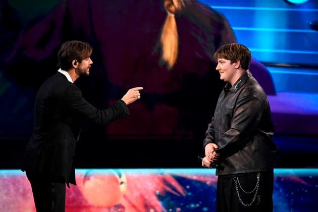 STOCKHOLM, SWEDEN 20251206 Host Pär Lernström and finalist Love Hedlund Stenmarck during the final of Idol 2025 STOCKHOLM SWEDEN x10060x  Copyright: xHenrikxMontgomery TTx IDOL 2025 LmMhgRZG3ac