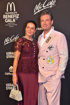 Sasha (Dick Brave) und Julia Roentgen bei der Benefiz Gala zugunsten der McDonalds Kinderhilfe Stiftung am 6.12.2025 in Muenchen McDonalds Benefiz Gala 2025 in Muenchen