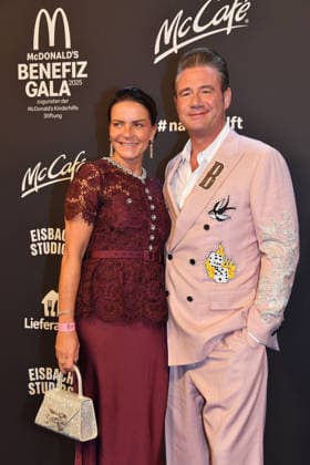 Sasha (Dick Brave) und Julia Roentgen bei der Benefiz Gala zugunsten der McDonalds Kinderhilfe Stiftung am 6.12.2025 in Muenchen McDonalds Benefiz Gala 2025 in Muenchen