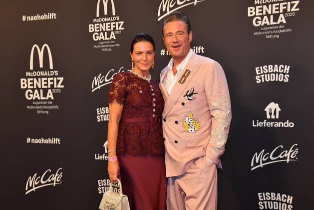 Sasha (Dick Brave) und Julia Roentgen bei der Benefiz Gala zugunsten der McDonalds Kinderhilfe Stiftung am 6.12.2025 in Muenchen McDonalds Benefiz Gala 2025 in Muenchen