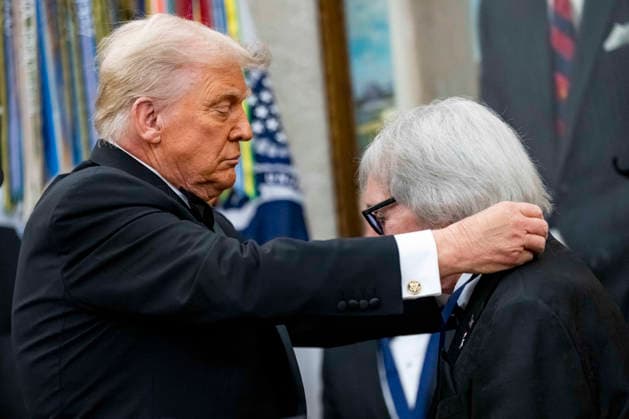 President Donald Trump Awards 2025 Kennedy Center Honorees With Medallions President Donald Trump presents a medal to 2025 Kennedy Center Honoree Kiss band member Peter Criss during a presentation ceremony in the Oval Office of the White House in Washington, DC on Saturday, December 6, 2025. The honorees this year include country music artist George Straight, actor Sylvester Stallone, members of the rock band Kiss, actor Michael Crawford and singer Gloria Gaynor. Photo by Bonnie Cash Pool ABACAPRESS.COM WASHINGTON DC United States  Copyright: xPool ABACAx