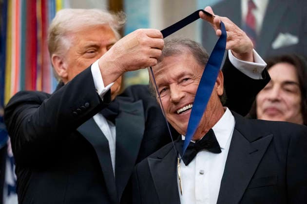President Donald Trump Awards 2025 Kennedy Center Honorees With Medallions President Donald Trump presents a medal to 2025 Kennedy Center Honoree country music artist George Straight during a presentation ceremony in the Oval Office of the White House in Washington, DC on Saturday, December 6, 2025. The honorees this year include country music artist George Straight, actor Sylvester Stallone, members of the rock band Kiss, actor Michael Crawford and singer Gloria Gaynor. Photo by Bonnie Cash Pool ABACAPRESS.COM WASHINGTON DC United States  Copyright: xPool ABACAx