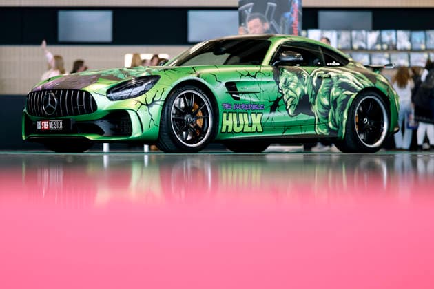 Ein Sportwagen von Mercedes mit einer Lackierung im Stile der Marvel-Figur Hulk zu sehen auf der German Film & Comic Con Dortmund in der Messe Dortmund. Dortmund, 06.12.2025 NRW Deutschland Copyright: xChristophxHardtx
