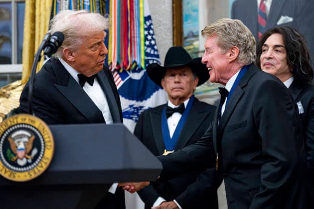 President Donald Trump Awards 2025 Kennedy Center Honorees With Medallions President Donald Trump presents a medal to 2025 Kennedy Center Honoree actor Michael Crawford during a presentation ceremony in the Oval Office of the White House in Washington, DC on Saturday, December 6, 2025. The honorees this year include country music artist George Straight, actor Sylvester Stallone, members of the rock band Kiss, actor Michael Crawford and singer Gloria Gaynor. Photo by Bonnie Cash Pool ABACAPRESS.COM WASHINGTON DC United States  Copyright: xPool ABACAx