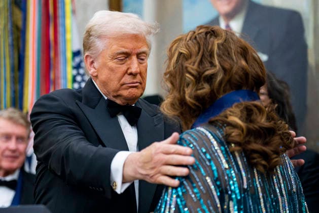 President Donald Trump Awards 2025 Kennedy Center Honorees With Medallions President Donald Trump presents a medal to 2025 Kennedy Center Honoree singer Gloria Gaynor during a presentation ceremony in the Oval Office of the White House in Washington, DC on Saturday, December 6, 2025. The honorees this year include country music artist George Straight, actor Sylvester Stallone, members of the rock band Kiss, actor Michael Crawford and singer Gloria Gaynor. Photo by Bonnie Cash Pool ABACAPRESS.COM WASHINGTON DC United States  Copyright: xPool ABACAx