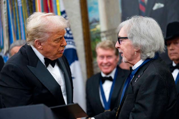 President Donald Trump Awards 2025 Kennedy Center Honorees With Medallions President Donald Trump presents a medal to 2025 Kennedy Center Honoree Kiss band member Peter Criss during a presentation ceremony in the Oval Office of the White House in Washington, DC on Saturday, December 6, 2025. The honorees this year include country music artist George Straight, actor Sylvester Stallone, members of the rock band Kiss, actor Michael Crawford and singer Gloria Gaynor. Photo by Bonnie Cash Pool ABACAPRESS.COM WASHINGTON DC United States  Copyright: xPool ABACAx