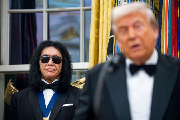 President Donald Trump Awards 2025 Kennedy Center Honorees With Medallions Kiss band member Gene Simmons looks on after being presented a medal by President Donald Trump as a 2025 Kennedy Center Honoree during a presentation ceremony in the Oval Office of the White House in Washington, DC on Saturday, December 6, 2025. The honorees this year include country music artist George Straight, actor Sylvester Stallone, members of the rock band Kiss, actor Michael Crawford and singer Gloria Gaynor. Photo by Bonnie Cash Pool ABACAPRESS.COM WASHINGTON DC United States  Copyright: xPool ABACAx