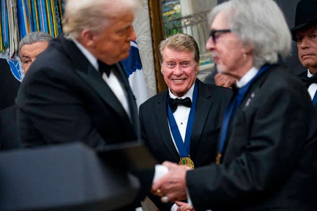 President Donald Trump Awards 2025 Kennedy Center Honorees With Medallions Actor Michael Crawford smiles as President Donald Trump presents a medal to 2025 Kennedy Center Honoree Kiss band member Peter Criss during a presentation ceremony in the Oval Office of the White House in Washington, DC on Saturday, December 6, 2025. The honorees this year include country music artist George Straight, actor Sylvester Stallone, members of the rock band Kiss, actor Michael Crawford and singer Gloria Gaynor. Photo by Bonnie Cash Pool ABACAPRESS.COM WASHINGTON DC United States  Copyright: xPool ABACAx