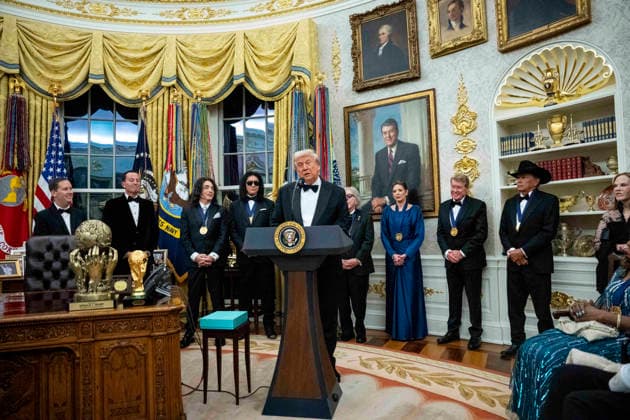 President Donald Trump Awards 2025 Kennedy Center Honorees With Medallions President Donald Trump awards 2025 Kennedy Center Honorees with their medallions during a presentation ceremony in the Oval Office of the White House in Washington, DC on Saturday, December 6, 2025. The honorees this year include country music artist George Straight, actor Sylvester Stallone, members of the rock band Kiss, actor Michael Crawford and singer Gloria Gaynor. Photo by Bonnie Cash Pool ABACAPRESS.COM WASHINGTON DC United States  Copyright: xPool ABACAx