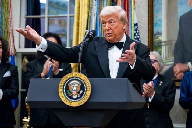 President Donald Trump Awards 2025 Kennedy Center Honorees With Medallions President Donald Trump awards 2025 Kennedy Center Honorees with their medallions during a presentation ceremony in the Oval Office of the White House in Washington, DC on Saturday, December 6, 2025. The honorees this year include country music artist George Straight, actor Sylvester Stallone, members of the rock band Kiss, actor Michael Crawford and singer Gloria Gaynor. Photo by Bonnie Cash Pool ABACAPRESS.COM WASHINGTON DC United States  Copyright: xPool ABACAx