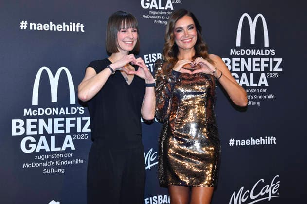Christina Stürmer und Jana Ina Zarrella bei der 20. McDonald s Benefiz Gala zugunsten der McDonald s Kinderhilfe Stiftung in den Eisbach Studios. München, 06.12.2025
