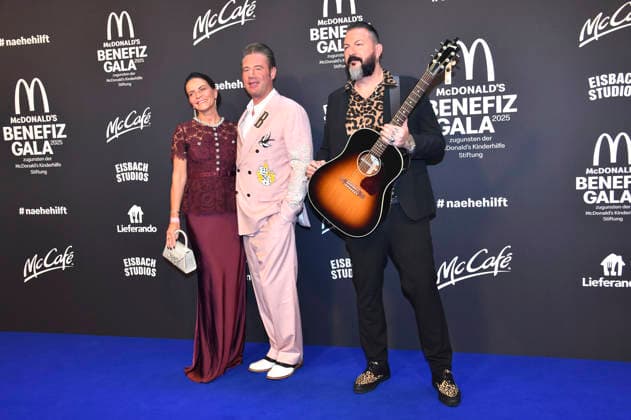 Sasha mit Ehefrau Julia Röntgen bei der 20. McDonald s Benefiz Gala zugunsten der McDonald s Kinderhilfe Stiftung in den Eisbach Studios. München, 06.12.2025