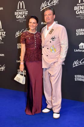 Sasha mit Ehefrau Julia Röntgen bei der 20. McDonald s Benefiz Gala zugunsten der McDonald s Kinderhilfe Stiftung in den Eisbach Studios. München, 06.12.2025