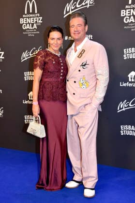 Sasha mit Ehefrau Julia Röntgen bei der 20. McDonald s Benefiz Gala zugunsten der McDonald s Kinderhilfe Stiftung in den Eisbach Studios. München, 06.12.2025