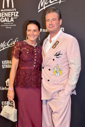 Sasha mit Ehefrau Julia Röntgen bei der 20. McDonald s Benefiz Gala zugunsten der McDonald s Kinderhilfe Stiftung in den Eisbach Studios. München, 06.12.2025