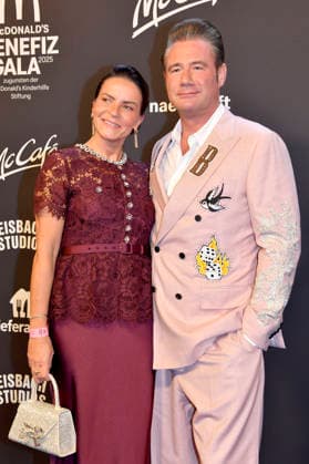 Sasha mit Ehefrau Julia Röntgen bei der 20. McDonald s Benefiz Gala zugunsten der McDonald s Kinderhilfe Stiftung in den Eisbach Studios. München, 06.12.2025
