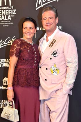 Sasha mit Ehefrau Julia Röntgen bei der 20. McDonald s Benefiz Gala zugunsten der McDonald s Kinderhilfe Stiftung in den Eisbach Studios. München, 06.12.2025
