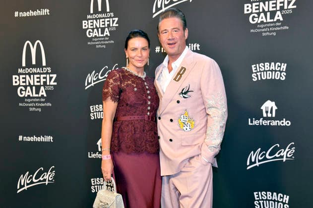 Sasha mit Ehefrau Julia Röntgen bei der 20. McDonald s Benefiz Gala zugunsten der McDonald s Kinderhilfe Stiftung in den Eisbach Studios. München, 06.12.2025