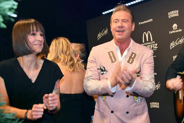 Christina Stürmer und Sasha als Dick Brave bei der 20. McDonald s Benefiz Gala zugunsten der McDonald s Kinderhilfe Stiftung in den Eisbach Studios. München, 06.12.2025