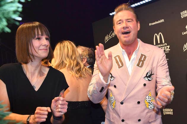 Christina Stürmer und Sasha als Dick Brave bei der 20. McDonald s Benefiz Gala zugunsten der McDonald s Kinderhilfe Stiftung in den Eisbach Studios. München, 06.12.2025