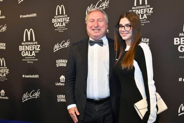 Sergio Maffettone mit Begleitung bei der 20. McDonald s Benefiz Gala zugunsten der McDonald s Kinderhilfe Stiftung in den Eisbach Studios. München, 06.12.2025