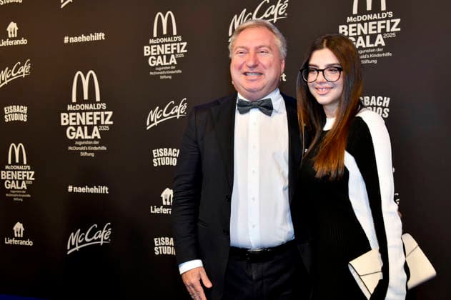 Sergio Maffettone mit Begleitung bei der 20. McDonald s Benefiz Gala zugunsten der McDonald s Kinderhilfe Stiftung in den Eisbach Studios. München, 06.12.2025