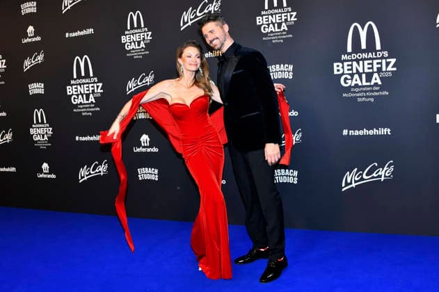 Jana Schölermann mit Ehemann Thore Schölermann bei der 20. McDonald s Benefiz Gala zugunsten der McDonald s Kinderhilfe Stiftung in den Eisbach Studios. München, 06.12.2025