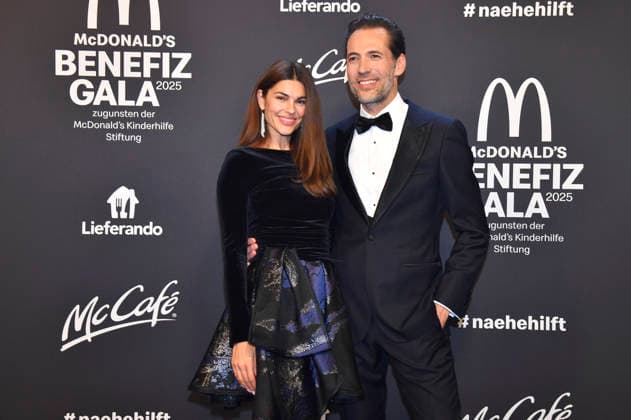 Alexander Mazza mit Ehefrau Viola Mazza bei der 20. McDonald s Benefiz Gala zugunsten der McDonald s Kinderhilfe Stiftung in den Eisbach Studios. München, 06.12.2025