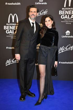 Tom Beck mit Ehefrau Chryssanthi Kavazi bei der 20. McDonald s Benefiz Gala zugunsten der McDonald s Kinderhilfe Stiftung in den Eisbach Studios. München, 06.12.2025