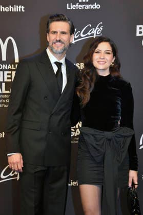 Tom Beck mit Ehefrau Chryssanthi Kavazi bei der 20. McDonald s Benefiz Gala zugunsten der McDonald s Kinderhilfe Stiftung in den Eisbach Studios. München, 06.12.2025