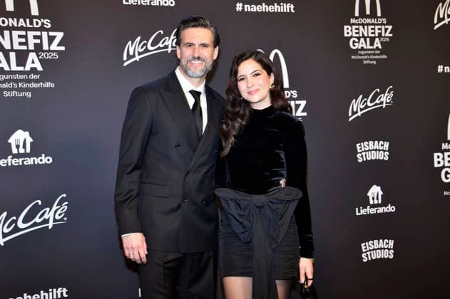 Tom Beck mit Ehefrau Chryssanthi Kavazi bei der 20. McDonald s Benefiz Gala zugunsten der McDonald s Kinderhilfe Stiftung in den Eisbach Studios. München, 06.12.2025