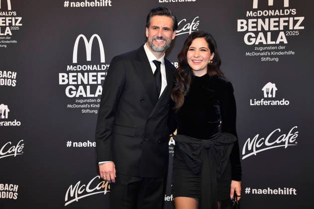 Tom Beck mit Ehefrau Chryssanthi Kavazi bei der 20. McDonald s Benefiz Gala zugunsten der McDonald s Kinderhilfe Stiftung in den Eisbach Studios. München, 06.12.2025