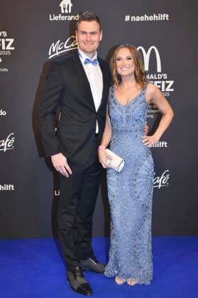 Hannes Ocik mit Ehefrau Nele Ocik bei der 20. McDonald s Benefiz Gala zugunsten der McDonald s Kinderhilfe Stiftung in den Eisbach Studios. München, 06.12.2025