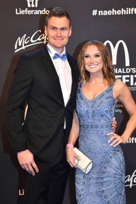 Hannes Ocik mit Ehefrau Nele Ocik bei der 20. McDonald s Benefiz Gala zugunsten der McDonald s Kinderhilfe Stiftung in den Eisbach Studios. München, 06.12.2025