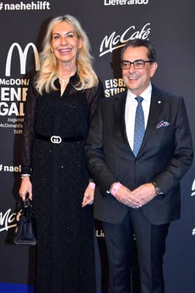 Saskia Greipl-Kostantinidis und Stavros Kostantinidis bei der 20. McDonald s Benefiz Gala zugunsten der McDonald s Kinderhilfe Stiftung in den Eisbach Studios. München, 06.12.2025
