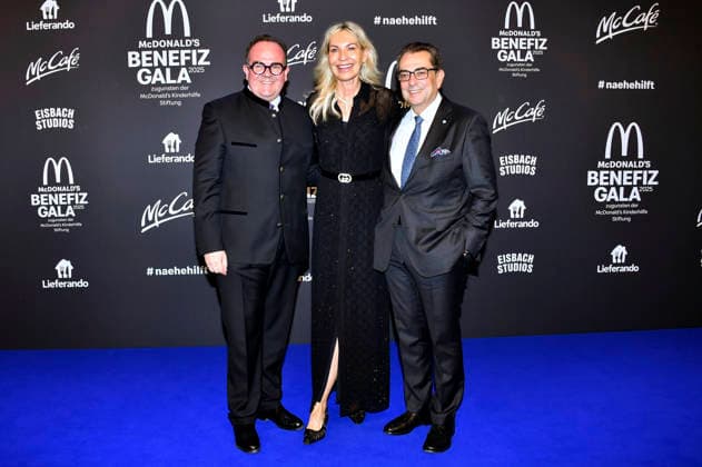 Clemens Baumgärtner, Saskia Greipl-Kostantinidis und Stavros Kostantinidis bei der 20. McDonald s Benefiz Gala zugunsten der McDonald s Kinderhilfe Stiftung in den Eisbach Studios. München, 06.12.2025