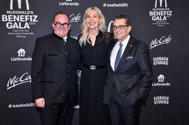 Clemens Baumgärtner, Saskia Greipl-Kostantinidis und Stavros Kostantinidis bei der 20. McDonald s Benefiz Gala zugunsten der McDonald s Kinderhilfe Stiftung in den Eisbach Studios. München, 06.12.2025