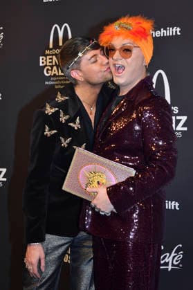 Julian F.M. Stoeckel mit Partner Marcell Damaschke bei der 20. McDonald s Benefiz Gala zugunsten der McDonald s Kinderhilfe Stiftung in den Eisbach Studios. München, 06.12.2025