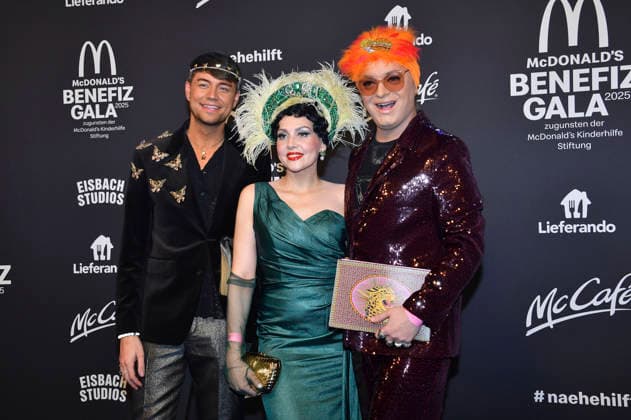 Marcell Damaschke, Pauline Stolze und Julian F.M. Stoeckel bei der 20. McDonald s Benefiz Gala zugunsten der McDonald s Kinderhilfe Stiftung in den Eisbach Studios. München, 06.12.2025